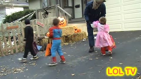 Halloween Fun Scaring the C out of Kids [so funny]