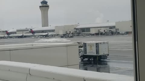 Detroit airport Feb 25, 2023