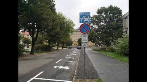Gyerekeket csókoló pedofil-sátánista táblák jelentek meg Pécsen