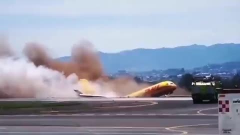 Video: Avión de carga se partió en dos al aterrizar en aeropuerto de Costa Rica