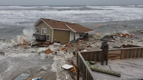 North Carolina Home Collapses into Ocean