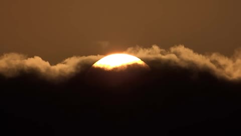雲の中に沈む太陽