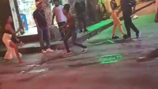 Video: Mujeres se enfrentan con cuchillo y pico de botella en Centro Histórico