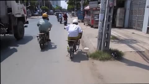 Vietnam, HCMC, Đông Thạnh - little old bicycle man - 2014-03