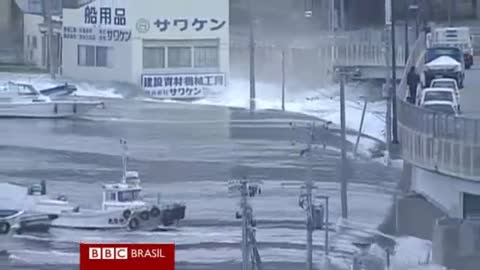 IMAGES OF TSUNAMI (Giant wave) THAT DRAWED JAPANESE CITIES