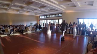 Baile sorpresa de bodas de un novio y una novia con una mezcla de Disney