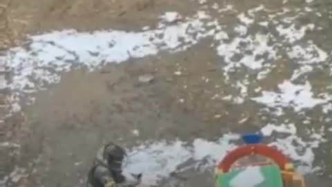 Militare ucraino piazza una bomba in parco giochi per bambini