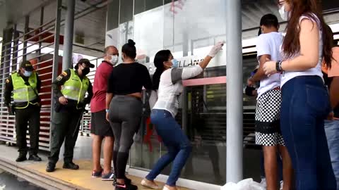 Comunidad y policías realizan jornada de limpieza de grafitis en lugares públicos de Cartagena