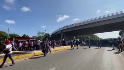 MASSIVE Migrant caravan steamroll over police roadblock in Mexico - Heading for the U.S. 3