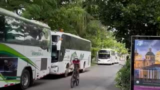 Larga fila de carros de turismo en Castillogrande