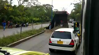Video: Paso a un carril en vía Girón - Bucaramanga por volcamiento de camión