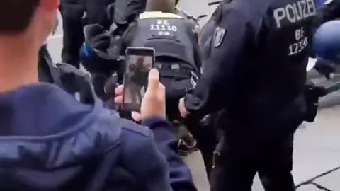 Violenza della Polizia - la Germania mostra "i valori della UE"