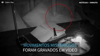 Fantasma é filmado movendo bíblia