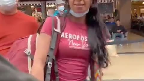 "Le pegué por estúpida": agresión de mujer a una azafata en Medellín causa indignación