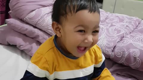 Baby can't stop laughing 48 seconds laughing vedio