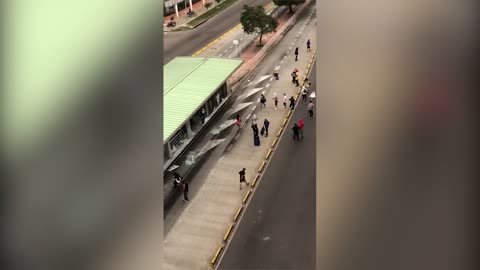 20 jóvenes conducidos a estación de policía por vandalismo contra Metrolínea en Bucaramanga