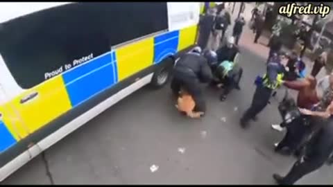 Police In London Are Now Using Attack Dogs On Anti Vax Passport Protesters