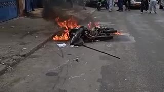 Video: Comunidad prendió fuego a la moto de dos presuntos ladrones en el centro de Bucaramanga