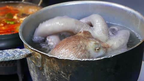 Korean Street Food - GIANT OCTOPUS Seoul Seafood