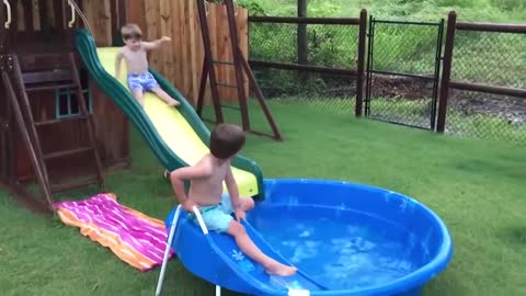 Babies playing with water, funny videos |Bebês brincando com água, vídeos engraçados