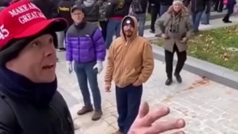 Trump Supporter Yells At Capitol Police for backup and ignored