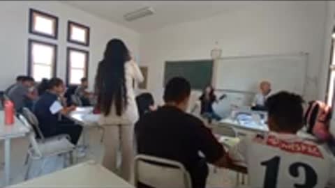 يحدث في تونس : تلاميذ يقومون بمقلب إغماء جماعي" للأستاذ داخل القسم (فيديو) |
