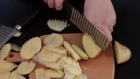 Stainless Steel Potato Chip Slicer Dough Vegetable Fruit Crinkle Wavy Slicer Knife Potato Cutter