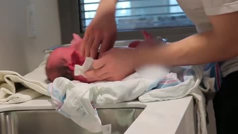 Dad bathed the baby for the first time, and the baby's whole body was red