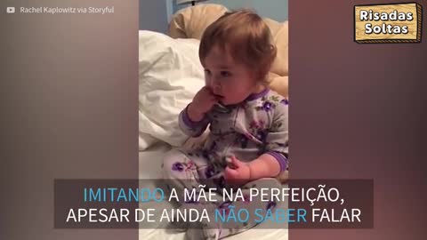 Menina imita mãe durante uma chamada de negócios