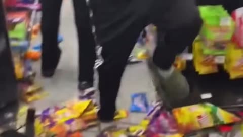 Mass looting at the Rocket gas station in LA.