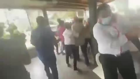 Juan Guaido viene attaccato dalla gente