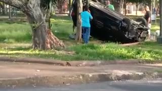 Hombre se volcó en su automóvil en Bucaramanga