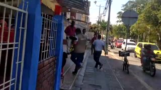 Debido a un comparendo, dos hombres decidieron llevarse dos cepos en Bucaramanga