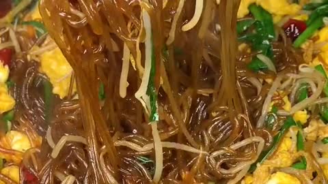 A pot of fried vermicelli with leeks