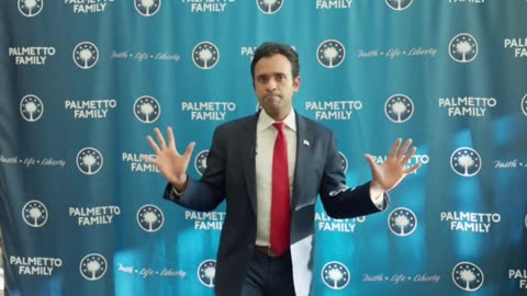 Vivek Ramaswamy Takes A Stand, Calls For DeSantis And Haley To Talk About Trump Indictment
