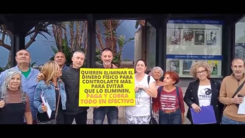 Gran Canaria | 31-03-2024 | Recogida de firmas para impedir que eliminen el dinero en efectivo.