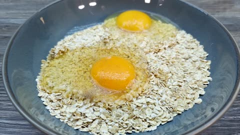 This egg with oatmeal recipe is so delicious I can cook it almost every day! Top recipe!