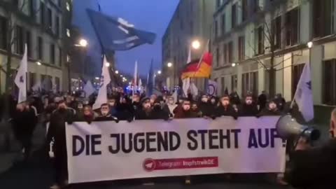 BERLIN AYER CON EL LEMA DIE JUGEND STEHT AUF = LA JUVENTID SE LEVANTA 👊👏