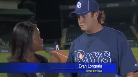 Baseballplayer saves reporter's face ⚾