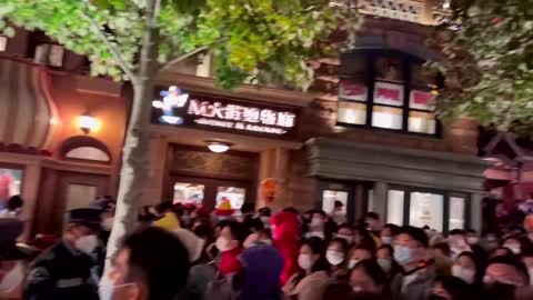 Tourists leave Shanghai Disney after lockdown
