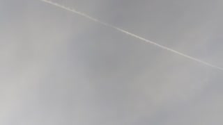 CLOUDS VS CROWDS!! Low flying plane, hearable & visible, starts spraying chemtrails