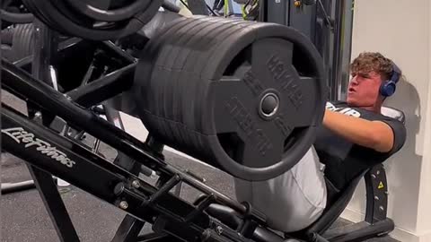 Pressing 300kg…😳😜😈 #foryoupage #viralstuff #gymtrend