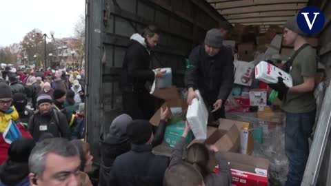 Cientos de personas se disputan comida y ropa en un reparto en la ciudad de Jersón