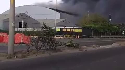 Evacuan a residentes de zona de incendio en Contecar por el humo
