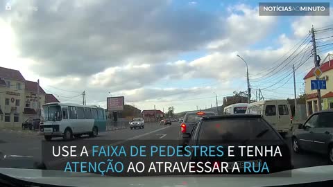 Mulher distraída é quase atropelada por van