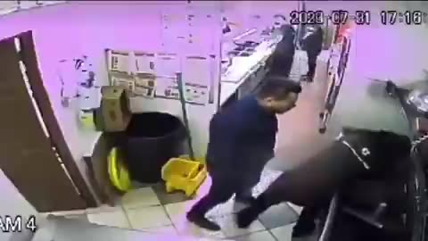 Cliente de Subway golpeó a uno de sus empleados por hacerlo “esperar”