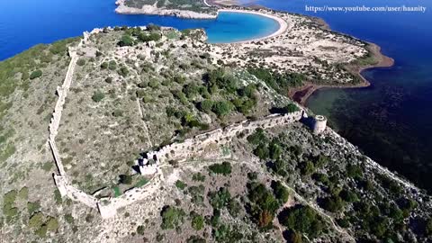 Filmación con drone de la famosa Playa Voidokilia en Messinia, Grecia