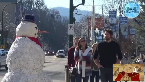 "😱 Boneco de Neve Assustador Surpreende Pessoas na Rua! | Reações Hilárias! | Max Reactiverse"