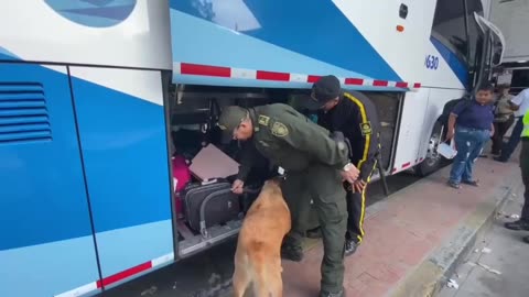 Policía brinda acompañamiento a viajeros en terminal de transportes