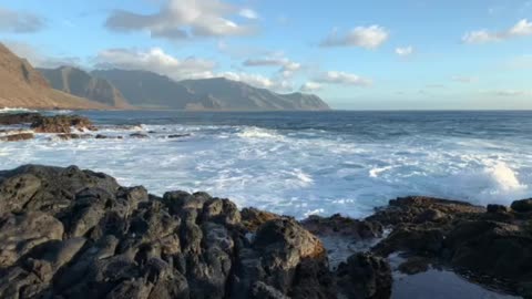 Crashing waves Ka’ena Point National Park, Oahu, Hawaii